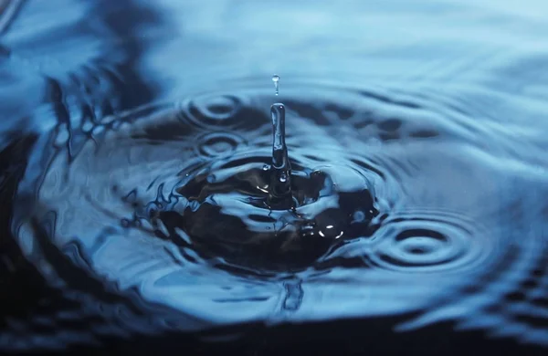 Bella spruzzata di goccia d'acqua sulla superficie dell'acqua — Foto Stock