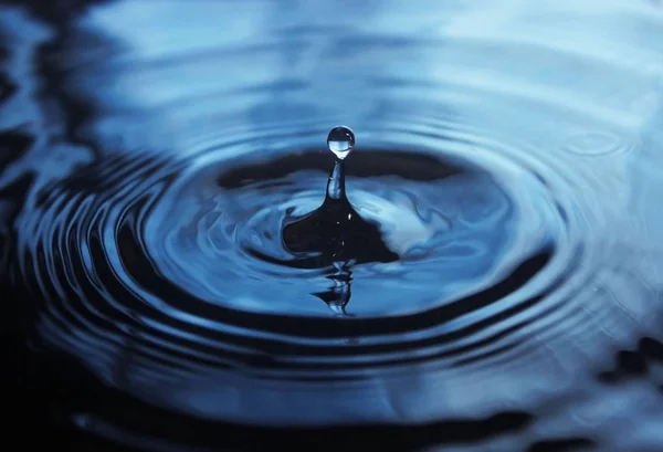 Schöner Spritzer Wassertropfen auf Wasseroberfläche — Stockfoto