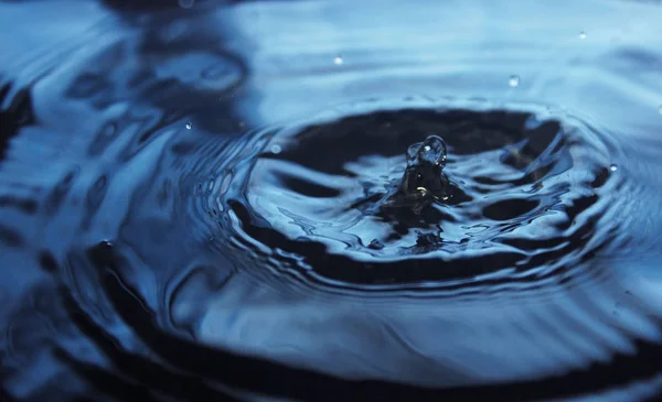 Schöner Spritzer Wassertropfen auf Wasseroberfläche — Stockfoto