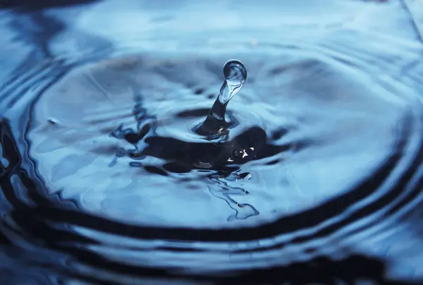 Schöner Spritzer Wassertropfen auf Wasseroberfläche — Stockfoto