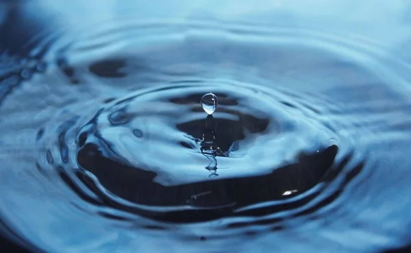 Schöner Spritzer Wassertropfen auf Wasseroberfläche — Stockfoto