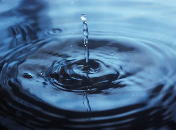 Schöner Spritzer Wassertropfen auf Wasseroberfläche — Stockfoto