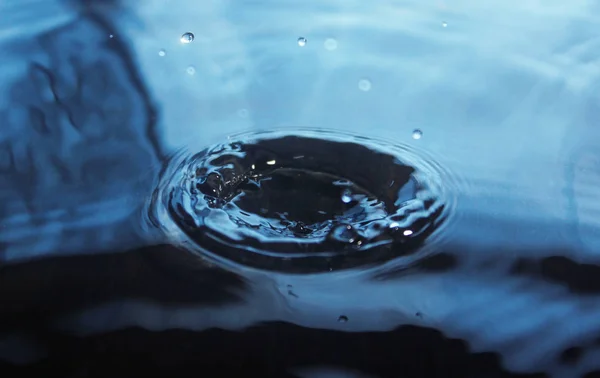 Auswirkungen von Wassertropfen auf die Wasseroberfläche — Stockfoto