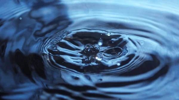 Auswirkungen von Wassertropfen auf die Wasseroberfläche — Stockfoto