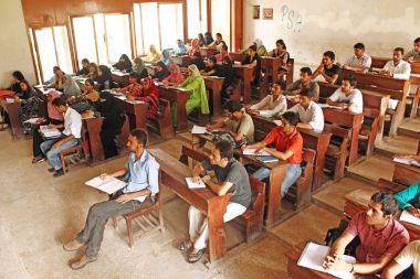 Karaçi Üniversitesi - öğrenci ders sırasında oturan 