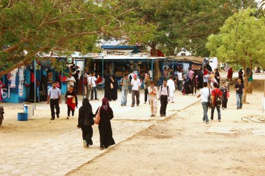 Karaçi Üniversitesi - Prem Gali, öğrenciler 