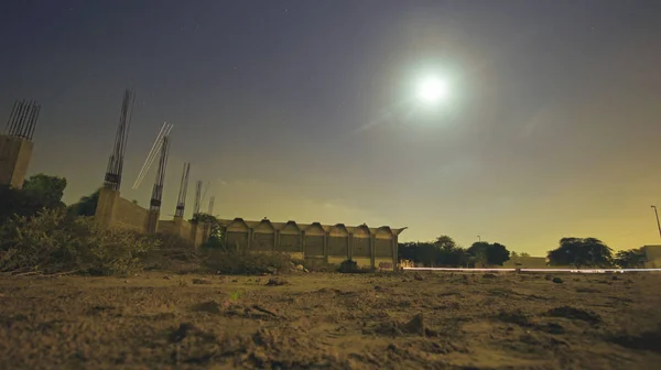 Edifício de construção sob a luz da lua — Fotografia de Stock