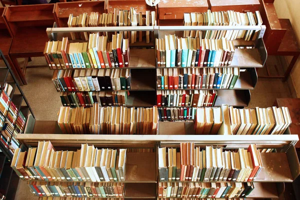 Uniwersytet w Karaczi - książki półki wewnątrz Mehmood Hassan Librar — Zdjęcie stockowe