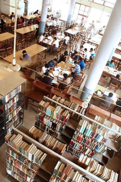 Los estudiantes están estudiando dentro de la Biblioteca Mehmood Hassan —  Fotos de Stock