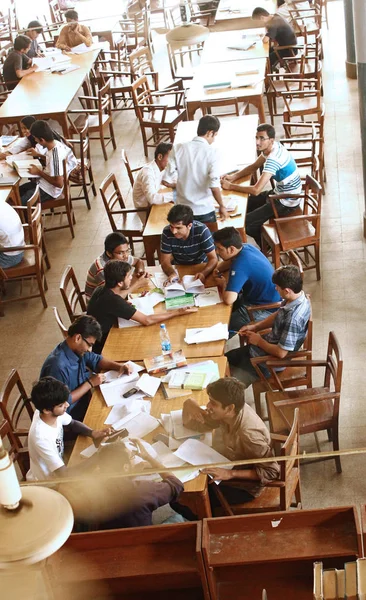 Estudantes estão estudando dentro da Biblioteca Mehmood Hassan — Fotografia de Stock