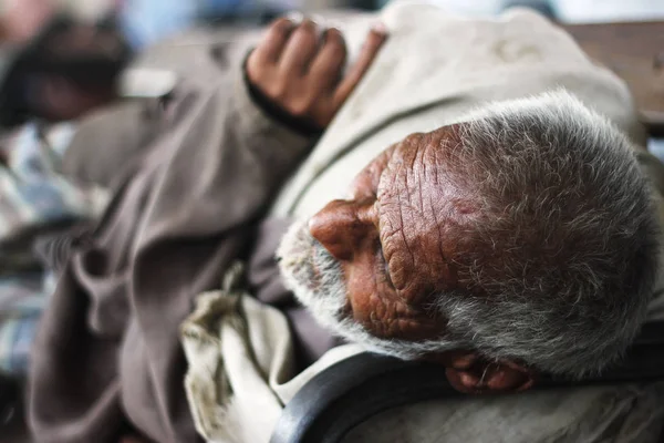 Viejo durmiendo en un banco en la estación de Karachi Cantt —  Fotos de Stock