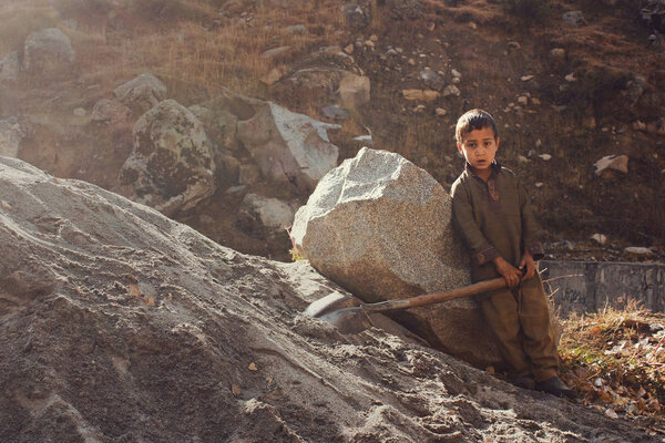 Детский труд - Малыш работает в долине реки Сват
