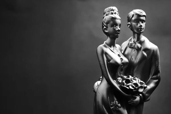 Skulptur av en glad bröllop par — Stockfoto