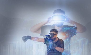 VR (sanal gerçeklik) gözlüklerle arayan adam 