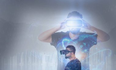 VR (sanal gerçeklik) gözlüklerle arayan adam