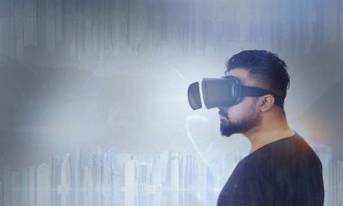 VR (sanal gerçeklik) gözlüklerle arayan adam - 