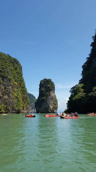 Touristes Kayak Dans Belle Lagune à Phuket, Thaïlande — Photo