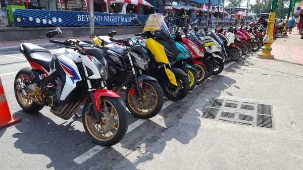 Wypożyczalnia rowerów po stronie dla turystów w Patong Zdjęcia Stockowe bez tantiem
