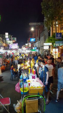Khao San Yolu 'ndaki kalabalık Waling ve keyifli gece hayatı.