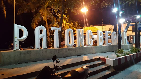 Bela e pacífica vista de Patong Beach à noite — Fotografia de Stock