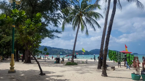 Belle et paisible vue sur la plage de Patong le matin — Photo