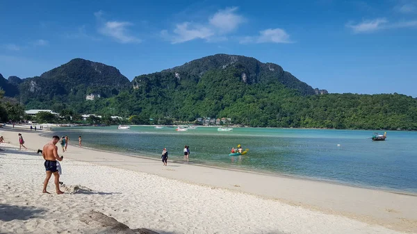 Piękna i spokojna plaża - Wyspa Phi Phi, In Phi Phi — Zdjęcie stockowe