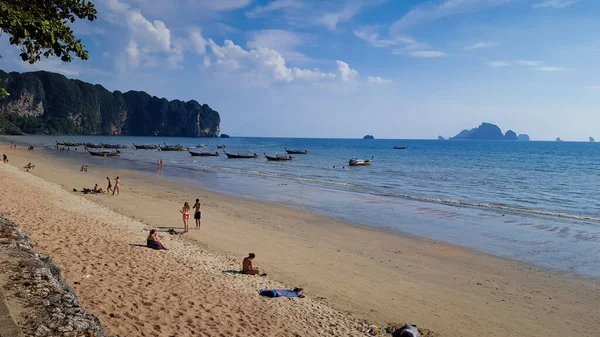 Hermosa vista de la playa de Ao Nang, distrito de Ao Nang, Krabi — Foto de Stock