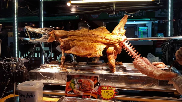 Carne de crocodilo - Churrasco de jacaré - Alimentos de rua — Fotografia de Stock