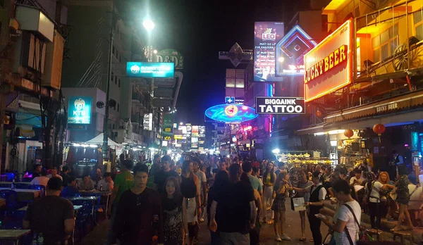 Khao San Yolu 'ndaki kalabalık Waling ve keyifli gece hayatı. — Stok fotoğraf