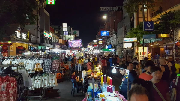 Menschenmassen spazieren und das Nachtleben an der Khao san Road genießen — Stockfoto