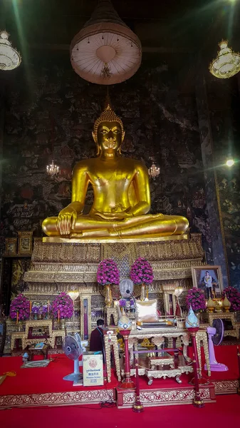 Meditar Dourado Buda Estátuas Grandes Wat Suthat Thepwararam — Fotografia de Stock