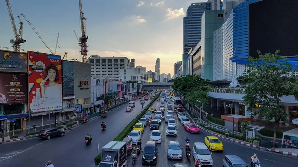 Бізнес - дорога біля площі Сіам увечері в Банкоку — стокове фото