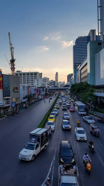 Бізнес - дорога біля площі Сіам увечері в Банкоку — стокове фото