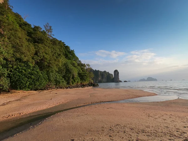 Hermosa vista de la pacífica y relajante playa de Pai Plong — Foto de Stock