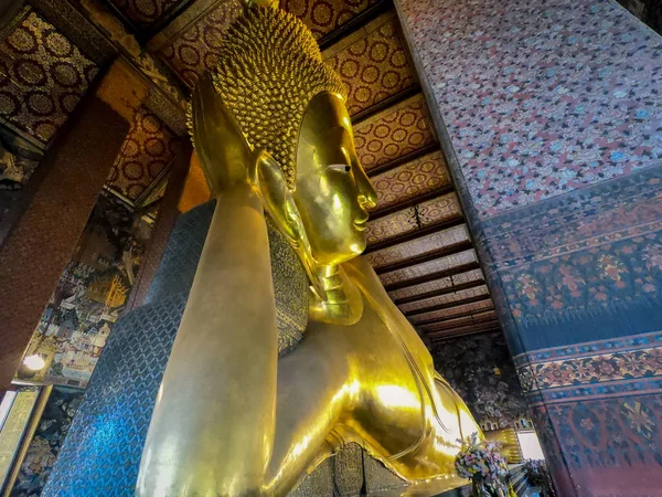 Reclinando a estátua dourada de buddha In Wat Phra Chetuphon - Thailand Landmark — Fotografia de Stock