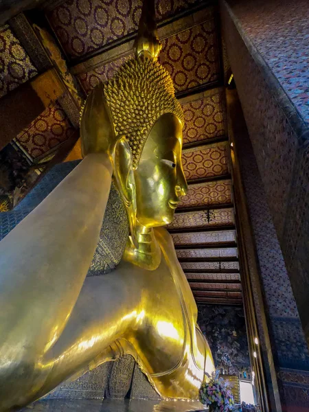 Reclinando a estátua dourada de buddha In Wat Phra Chetuphon - Thailand Landmark — Fotografia de Stock