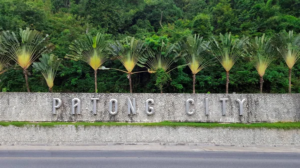 Nombre de la ciudad de Patong en el camino a Patong —  Fotos de Stock