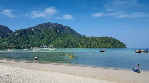 Piękna i spokojna plaża - Wyspa Phi Phi, In Phi Phi — Zdjęcie stockowe