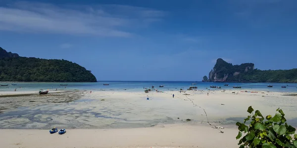 Piękna i spokojna plaża - Wyspa Phi Phi, In Phi Phi — Zdjęcie stockowe
