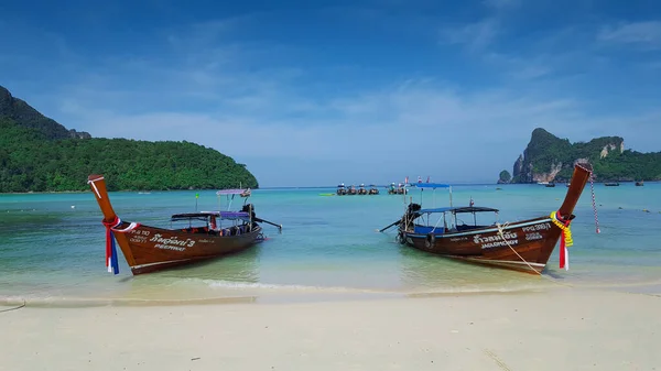 Deux bateaux à queue longue sur la belle et paisible - Plage relaxante — Photo