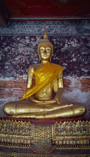 Estátuas de Buda Meditar Dourado sentadas no corredor — Fotografia de Stock