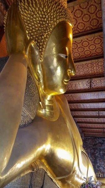 Reclinando a estátua dourada de buddha In Wat Phra Chetuphon - Thailand Landmark — Fotografia de Stock