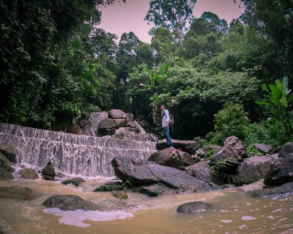 Voyageur Stading On A Rock At Kathu Waterfall — Photo