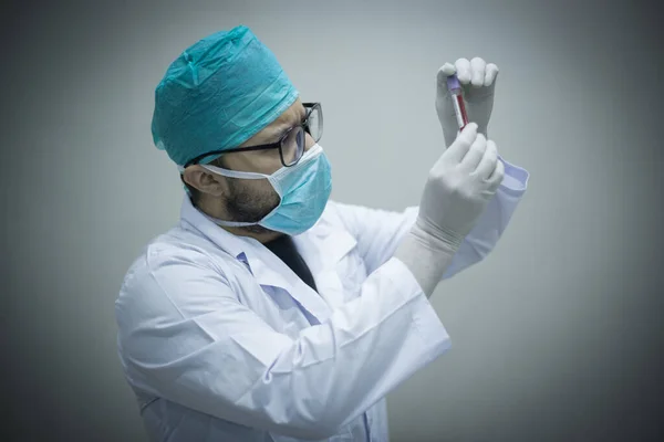 Junger Kaukasischer Arzt Schaut Sich Blutprobe Reagenzglas — Stockfoto