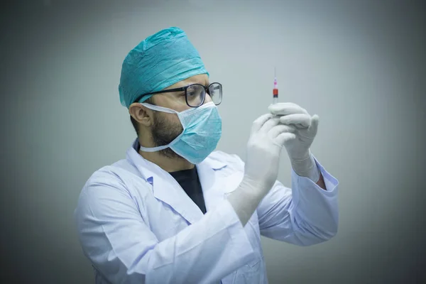 Junger Kaukasischer Arzt Schaut Sich Die Blutprobe Einer Injektion — Stockfoto