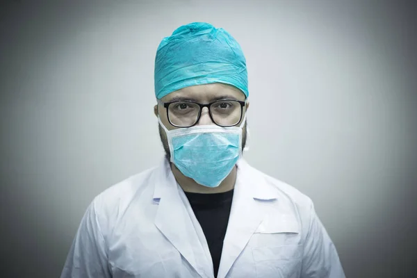 Portret Van Een Blanke Dokter Staand Kijkend Naar Camera — Stockfoto