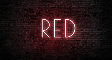 Kırmızı - Neon Metni Bir Tuğla Duvarında Karanlıkta Aydınlandı