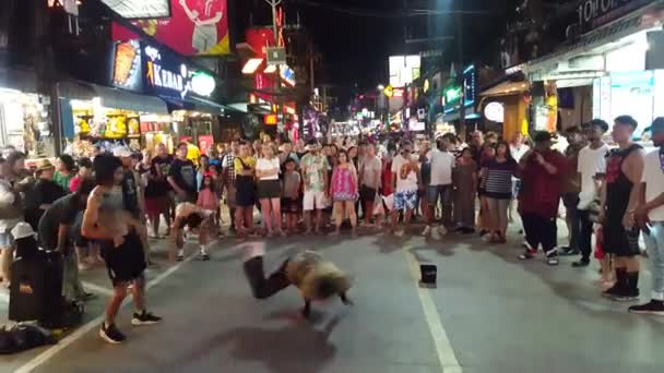 Tanzshow Auf Bangla Road Walking Street Bei Nacht Patong Phuket — Stockvideo