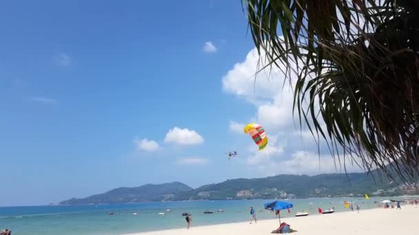 Toeristische Parasailing Patong Beach Een Prachtige Zonnige Dag Phuket Thailand — Stockvideo