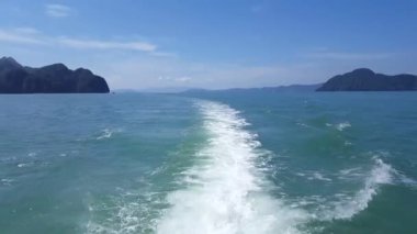 Phi Phi Adası, Koh Phi Phi, Tayland 'da Sürat Teknesi Arkasında Su Dalgalanmaları